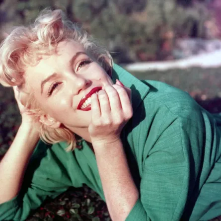 مارلين مونرو في بالم سبرينغز، كاليفورنيا (Marilyn Monroe in Palm Springs, California). مصدر الصورة: Baron/Hulton Archive/Getty Images