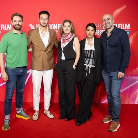 المخرجة ليلى عباس مع المشاركين في شكراً لأنك تحلم معنا- الصورة من المركز الإعلامي للفيلم