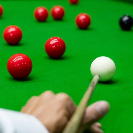 صورة لشخص يلعب السنوكر