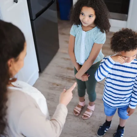 صورة لتعليم الأطفال الانضباط