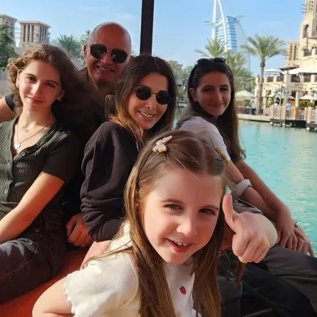 نانسي عجرم وزوجها الدكتور فادي الهاشم وبناتهما ميلا وإيلا وليا- الصورة من حساب نانسي على إنستغرام