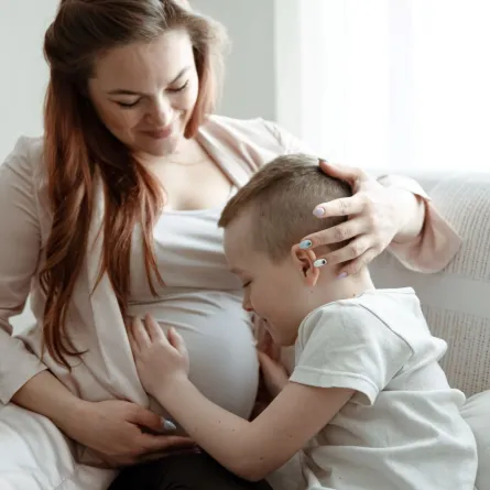 صورة حامل مع ابنها الصغير