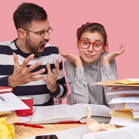  سلوكيات تكشف الزميل العدواني في العمل، وكيفية التعامل معها؟