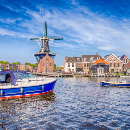  منظر جذاب لحي هارلم مع طاحونة الهواء دي أدريان على نهر سبارن 