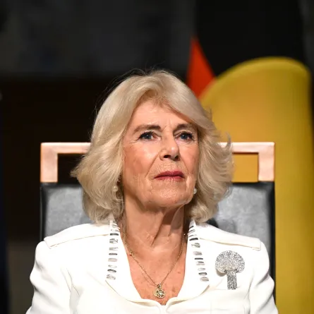 الملكة كاميلا ترتدي بروش المحارة المرصع بالألماس 