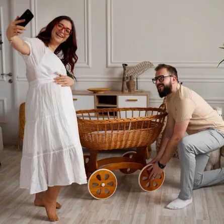 صورة تعبر عن سعادة الأبوين بحمل الأم وكبر بطنها نمو الجنين