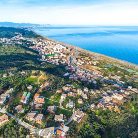 منظر جوي من جبل قرية صغيرة بولاية جيجل الجزائرية