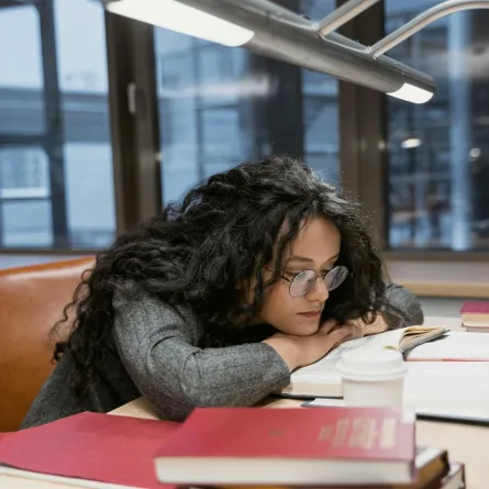 شابة لا تتمكن من المذاكرة بسبب التشتت وعدم التركيز