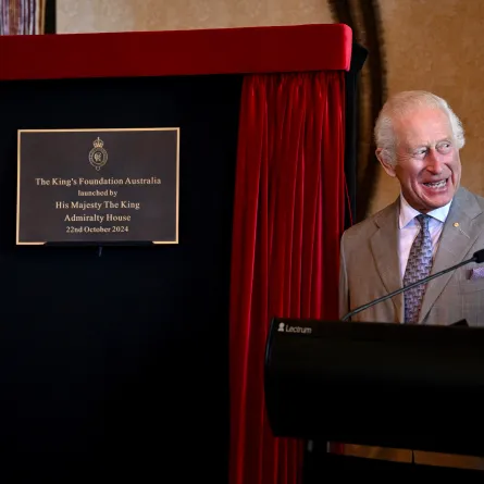 الملك تشارلز خلال زيارته الملكية في سيدني، أستراليا (King Charles during his royal visit in Sydney, Australia). مصدر الصورة: DAN HIMBRECHTS / POOL / AFP