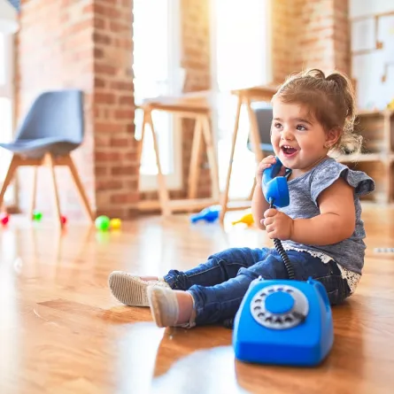 صورة لطفلة تتحدث بالتليفون