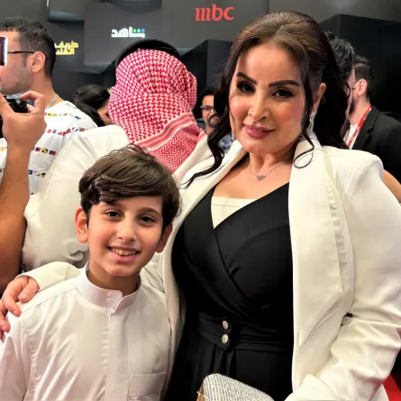 مروة محمد وابنها مشعل العتيبي- الصورة خاصة بسيدتي من تصوير زكية البلوشي