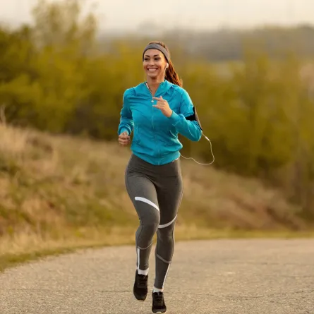 يلعب المشي دوراً محورياً في الحفاظ على صحة الجسم والوقاية من العديد من الأمراض