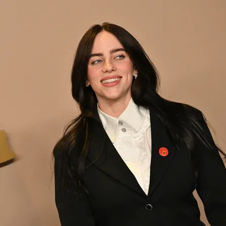 بيلي إيليش في مسرح دولبي في هوليوود، كاليفورنيا (Billie Eilish at the Dolby Theatre in Hollywood, California). مصدر الصورة: Robyn BECK / AFP
