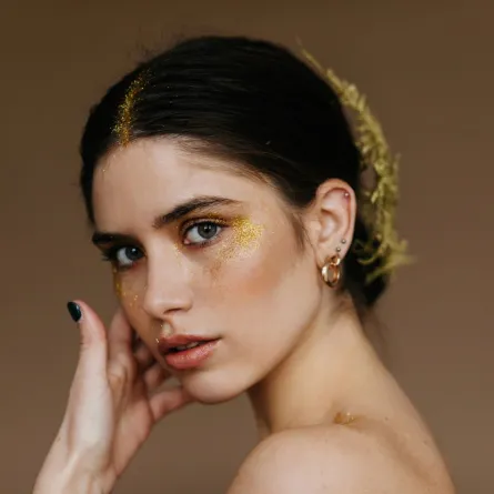 المكياج الغليتر خيارك الأفضل لمناسبات الشتاء