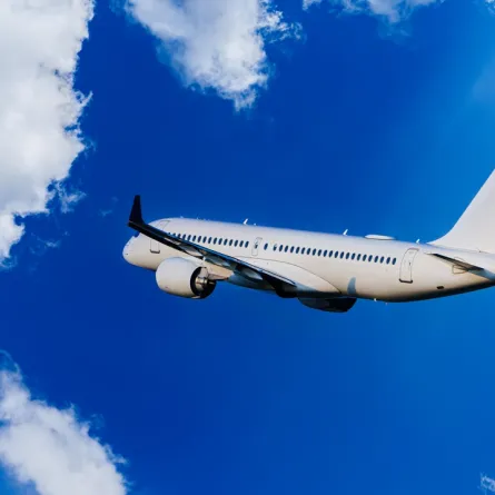 طائرة تحلق في السماء