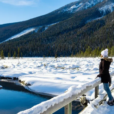 سائحة تقضي إجازة شتوية ممتعة