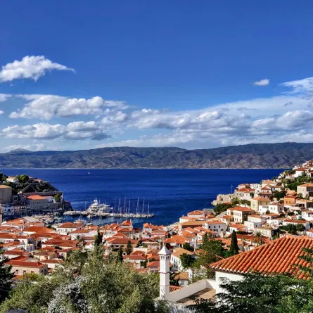 هيدرا هي إحدى جزر سارونيك في اليونان 