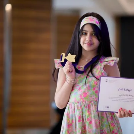الطفلة السعودية كادي الخثعمي بعد فوزها: قرأت أكثر من 100 كتاب وكنت واثقة من فوزي - الصورة من حساب إدارة تعليم عسير على إكس