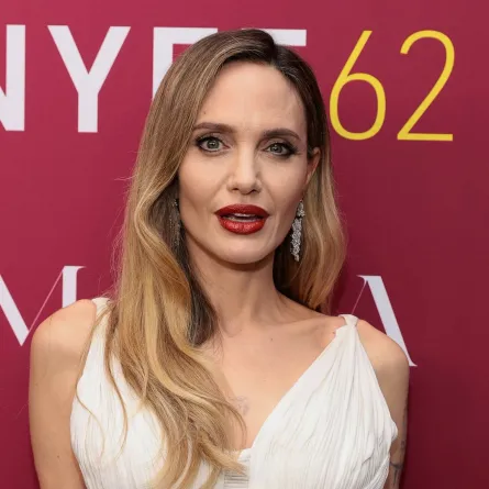 أنجلينا جولي خلال مهرجان نيويورك السينمائي الثاني والستين في قاعة أليس تالي، مركز لينكولن في مدينة نيويورك (Angelina Jolie during the 62nd New York Film Festival at Alice Tully Hall, Lincoln Center in New York City). مصدر الصورة: Dimitrios Kambouris/Getty Images for FLC/AFP