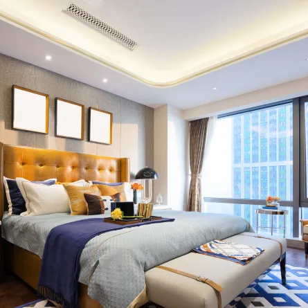 سرير مميز منجد بالجلد في غرفة النوم