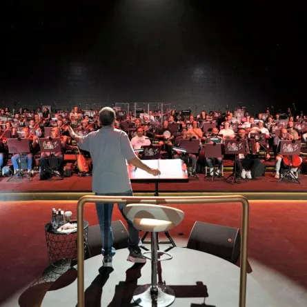 استعدادات الفرقة الموسيقية والمايسترو وليد الفايد- الصورة من المركز الإعلامي لشركة بنش مارك