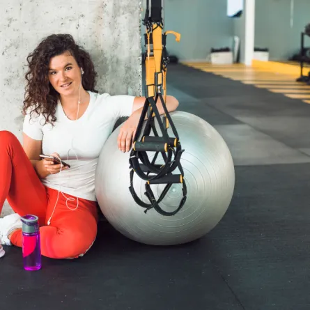 امرأة تستعد لروتينها الرياضي داخل الجيم - المصدر freepik