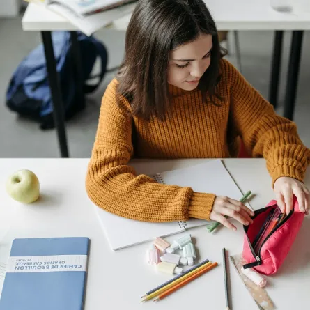 صورة لطفلة تذاكر بشكل جيد