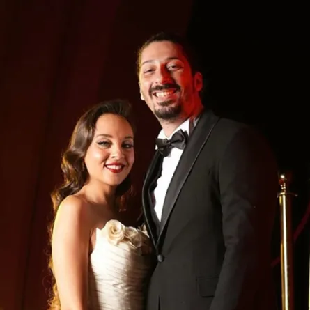 مريم الخشت وعريسها على السجادة الحمراء- الصورة من المركز الصحفي لمهرجان الجونة