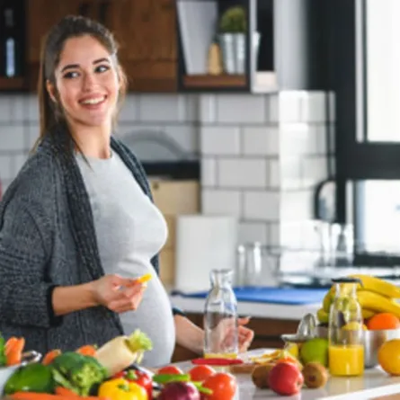 صورة لحامل تهتم بتغذيتها