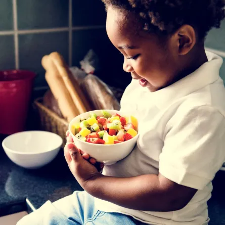 صورة طفل يأكل الفاكهة