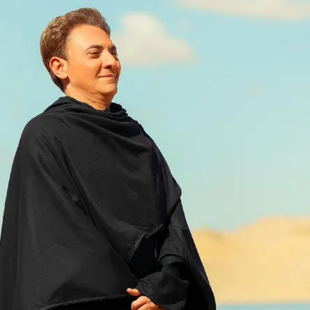 فتحي عبد الوهاب يظهر لأول مرة برفقة نجله عمر.. فهل يشبهه؟