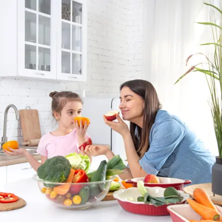 صورة تعبر عن تقديم الطعام الصحي المتوازن لكل أفراد العائلة