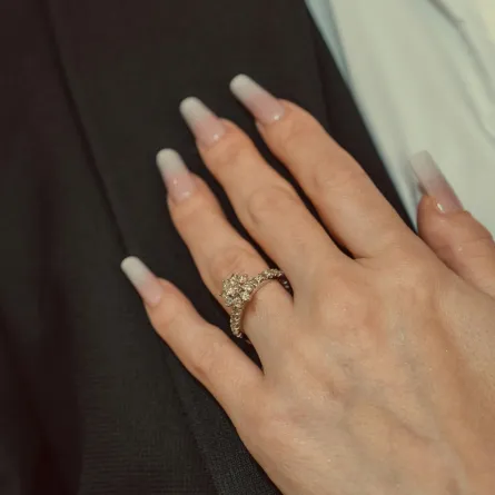 خطيبة تضع يدها وبإصبعها خاتم الخطوبة على صدر خطيبها