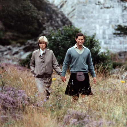 الأمير تشارلز والأميرة ديانا بجانب نهر دي في اسكتلندا في قلعة بالمورال (Prince Charles and Princess Diana beside the River Dee in Scotland at Balmoral Castle). مصدر الصورة: POOL / AFP