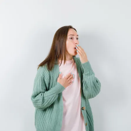 امرأة تعاني من السعال - المصدر freepik