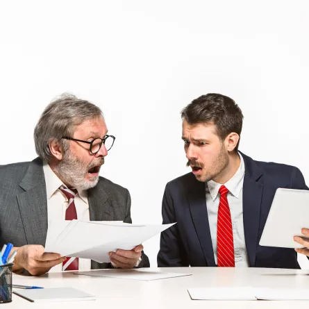  الخبرة في التوظيف مقابل المواهب الجديدة في بيئة العمل