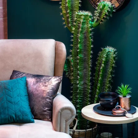 كرسي وثير للاسترخاء في غرفة الجلوس