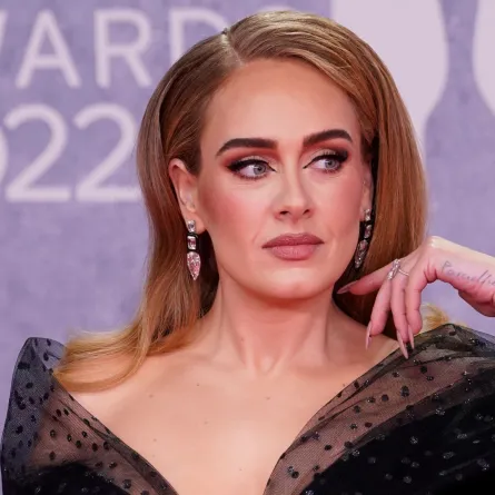 أديل لدى وصولها إلى حفل توزيع جوائز بريت 2022 في لندن (Adele upon her arrival for the BRIT Awards 2022 in London)، مصدر الصورة: Niklas HALLE'N / AFP
