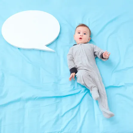 صورة تعبر عن الاهتمام بالنطق عند الطفل