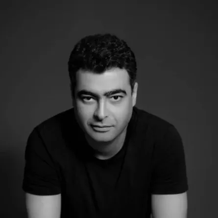 هشام نزيه- الصورة من صفحته الرسمية على الفيس بوك