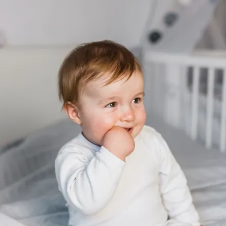 صورة لرضيع يضغط على لثته