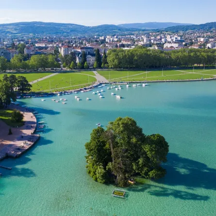 لمستوى المد والجزر المنخفض على طول الواجهة البحرية لبحيرة آنسي