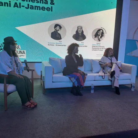 جلسة نقاشية بين أماني الجميل وسمر ششة- صورة خاصة لسيدتي تصوير سيد أحمد