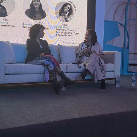 جلسة نقاشية بين أماني الجميل وسمر ششة- صورة خاصة لسيدتي تصوير سيد أحمد