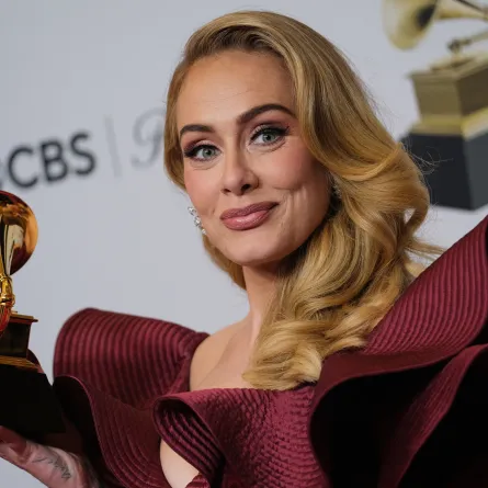 أديل في حفل توزيع جوائز غرامي السنوي الخامس والستين Adele at the 65th Annual Grammy Awards. مصدر الصورة: Chris Delmas / AFP