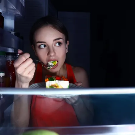 صورة لامرأة تتناول الطعام