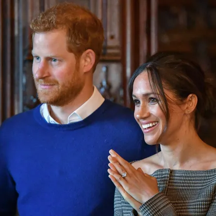 الأمير هاري وميغان ماركل خلال زيارة إلى قلعة كارديف، جنوب ويلز عام 2018 Prince Harry and Meghan Markle during a visit to Cardiff Castle, South Wales in2018. مصدر الصورة: Ben Birchall / POOL / AFP.