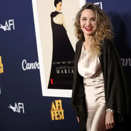 أنجلينا جولي خلال مهرجان AFI لعام 2024 في مسرح TCL الصيني في هوليوود، كاليفورنيا (Angelina Jolie during the 2024 AFI Fest at TCL Chinese Theatre in Hollywood, California). مصدر الصورة: Monica Schipper/Getty Images/AFP