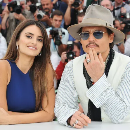 جوني ديب وبينيلوب كروز في قصر المهرجانات خلال مهرجان كان السينمائي الرابع والستين في كان، فرنسا (Johnny Depp and Penelope Cruz at the Palais des Festivals during the 64th Cannes Film Festival in Cannes, France). مصدر الصورة: Pascal Le Segretain/Getty Images