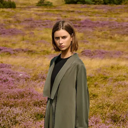عباية كاكي من موزان Mauzan - الصورة من حساب الماركة على إنستغرام